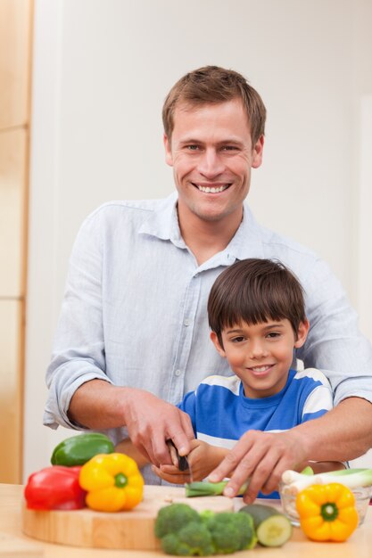 Padre e figlio che tagliano le verdure