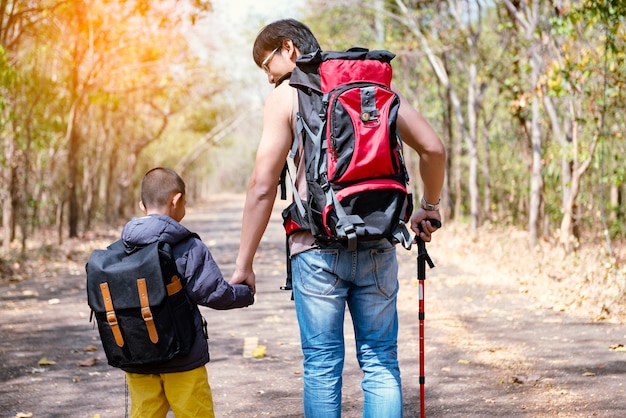 padre e figlio con escursioni zaino