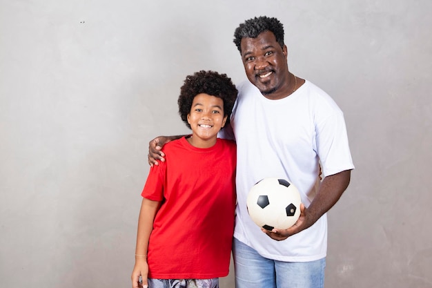 Padre e figlio con un pallone da calcio Festa del papà