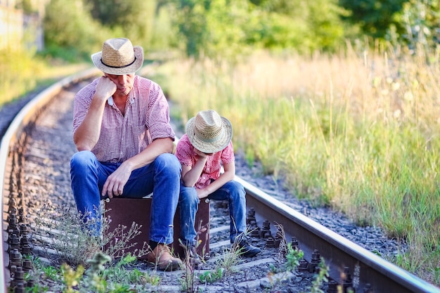 Padre e figlio cowboy concetto felicità insieme