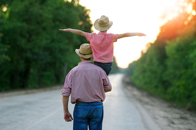 Padre e figlio cowboy concetto felicità insieme