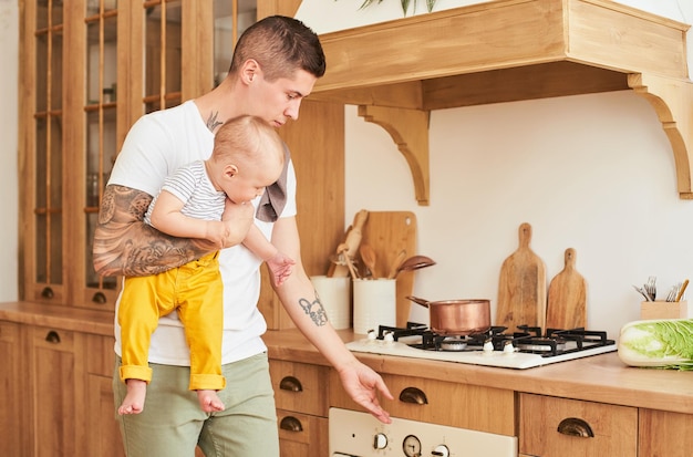 Padre e figlio cucinano insieme in cucina