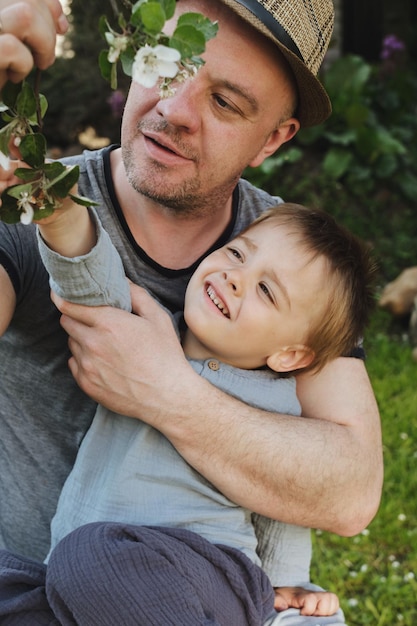 Padre e figlio del bambino che si godono la natura primaverile Concetto di solidarietà