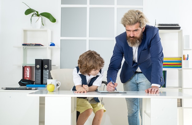 Padre e figlio dell'azienda di famiglia nel team di marketing dell'ufficio che incontrano la ricerca di brainstorming