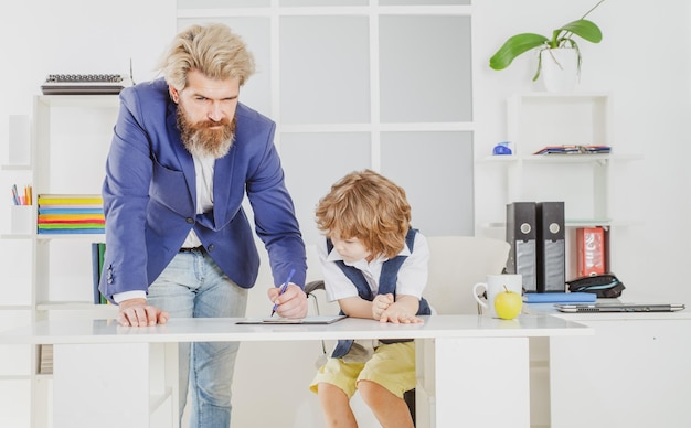 Padre e figlio dell'azienda di famiglia nel team di marketing dell'ufficio che incontrano la ricerca di brainstorming