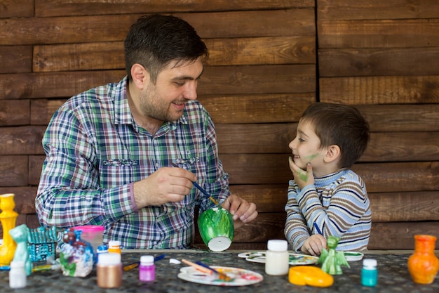 Padre e figlio dipingono.