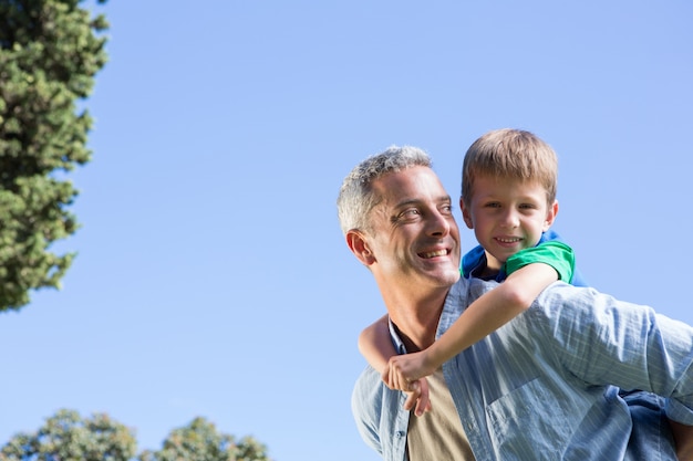 Padre e figlio divertendosi nel parco