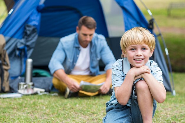 Padre e figlio divertendosi nel parco