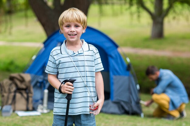 Padre e figlio divertendosi nel parco