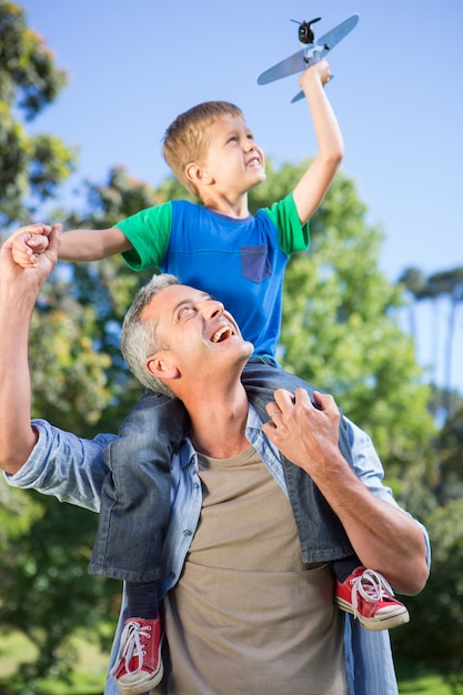 Padre e figlio divertendosi nel parco