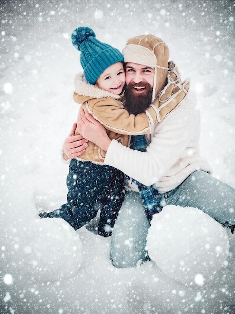 Padre e figlio Divertirsi a Winter Park Vacanze di Natale Vacanze in famiglia e stare insieme Papà an