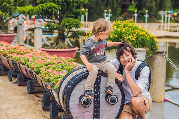 Padre e figlio e un'aiuola a forma di locomotiva