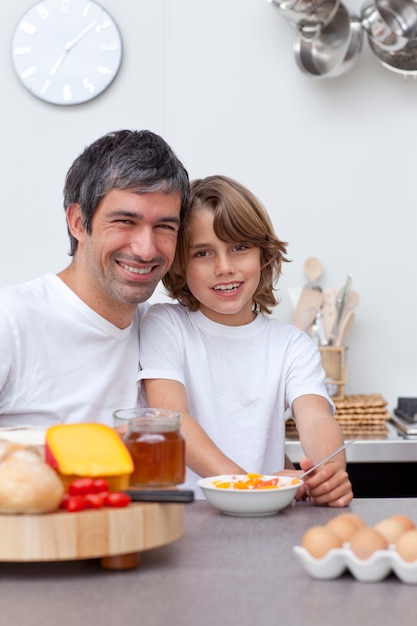 Padre e figlio facendo colazione insieme