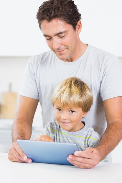 Padre e figlio facendo uso della compressa