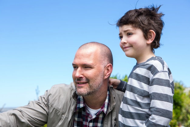 Padre e figlio guardando qualcosa