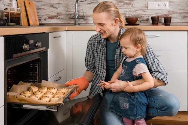 Padre e figlio in attesa di panini appena sfornati vicino al forno