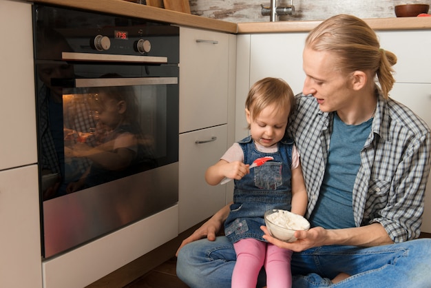 Padre e figlio in attesa di panini appena sfornati vicino al forno