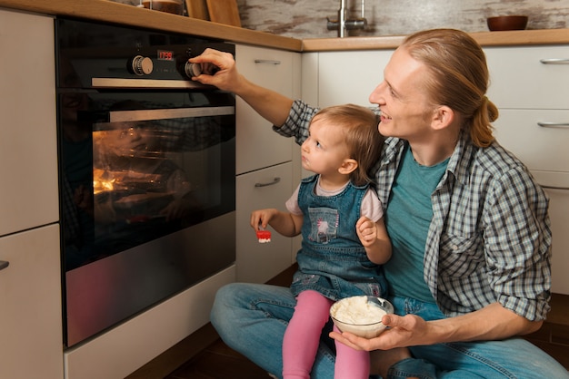 Padre e figlio in attesa di panini appena sfornati vicino al forno