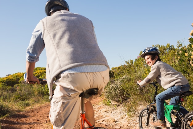 Padre e figlio in bici o