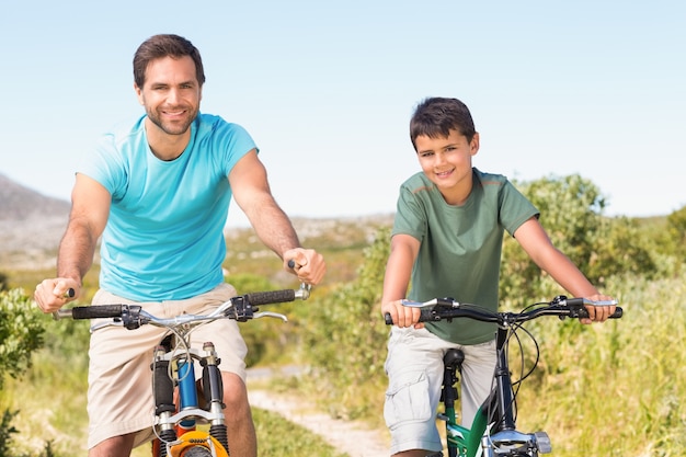 Padre e figlio in bici