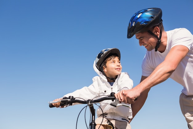 Padre e figlio in bici