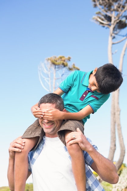 Padre e figlio in campagna