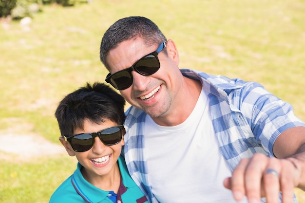 Padre e figlio in campagna