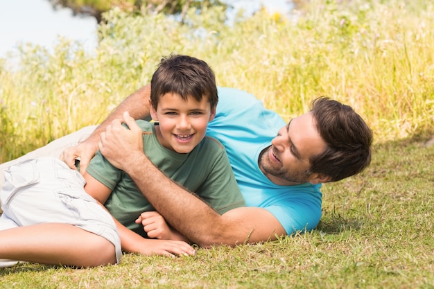 Padre e figlio in campagna