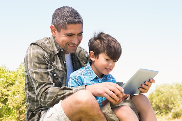 Padre e figlio in campagna