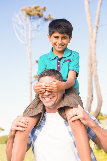 Padre e figlio in campagna