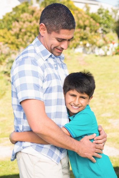 Padre e figlio in campagna