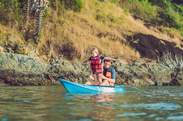 Padre e figlio in kayak all'oceano tropicale.