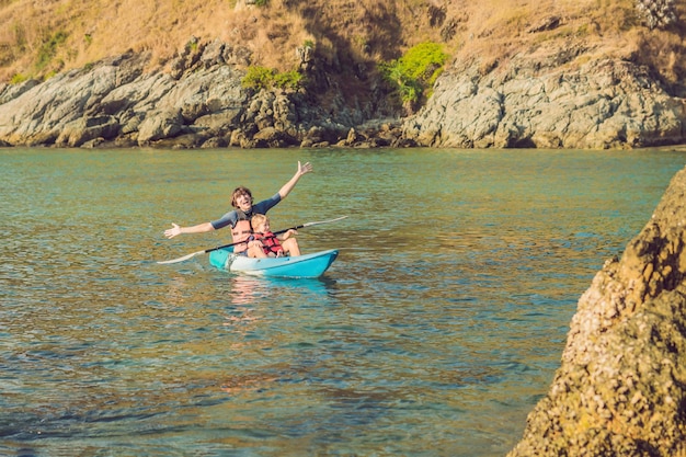 Padre e figlio in kayak nell'oceano tropicale.