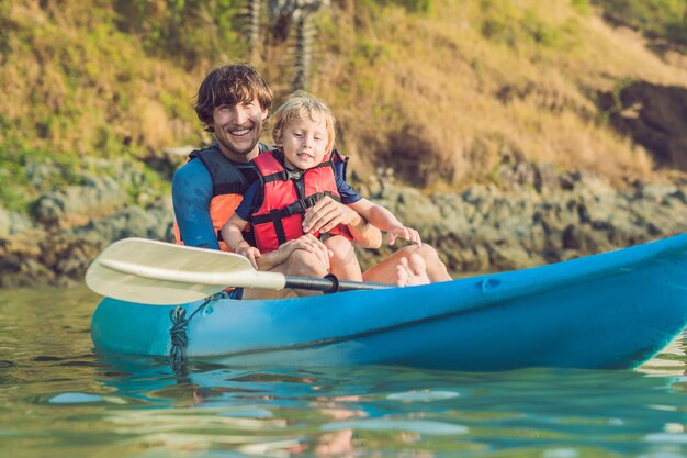 Padre e figlio in kayak nell'oceano tropicale