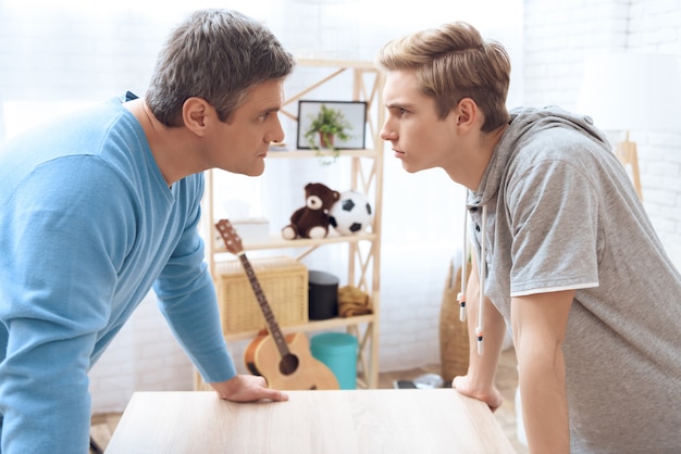 Padre e figlio in piedi faccia a faccia.