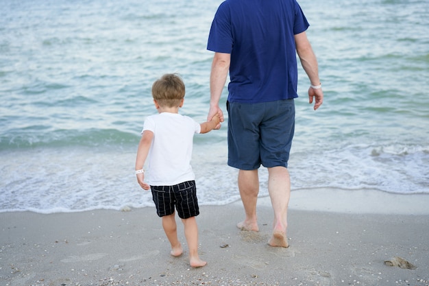 Padre e figlio insieme sulla spiaggia