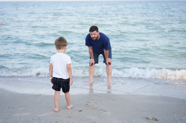 Padre e figlio insieme sulla spiaggia