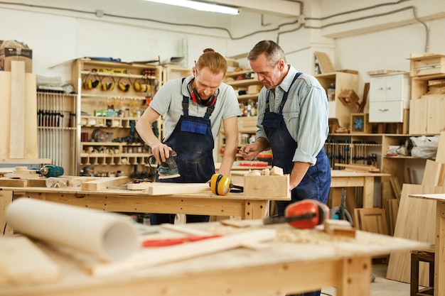 Padre e figlio lavorano