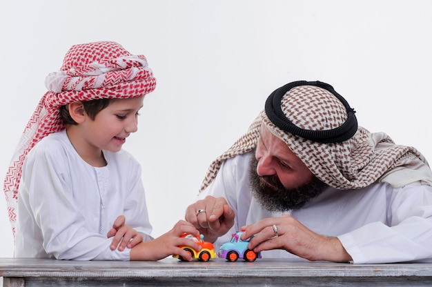 Padre e figlio mediorientali che giocano con la macchinina
