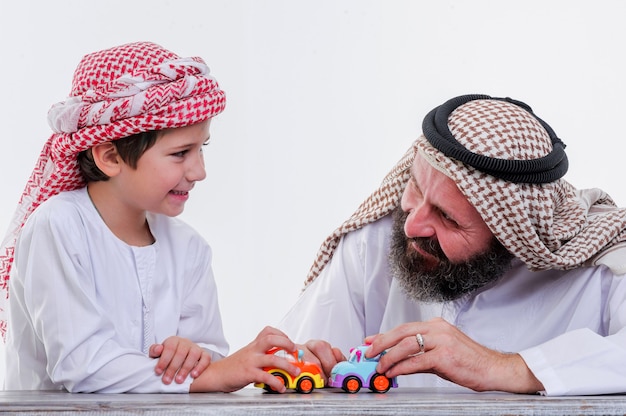 Padre e figlio mediorientali che giocano con la macchinina