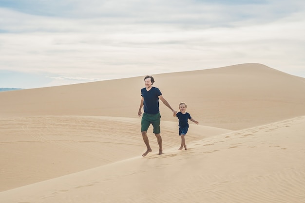 Padre e figlio nel deserto bianco in viaggio con il concetto di bambini