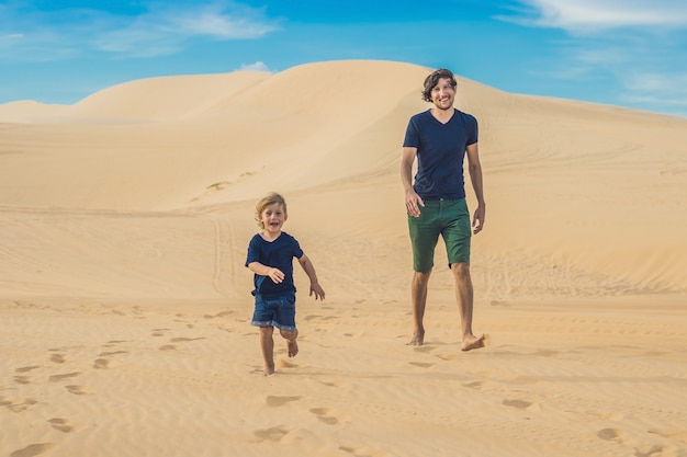 Padre e figlio nel deserto bianco in viaggio con il concetto di bambini