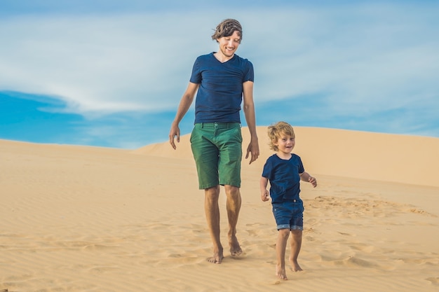 Padre e figlio nel deserto bianco