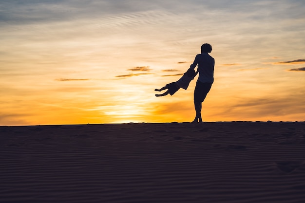 Padre e figlio nel deserto rosso all'alba