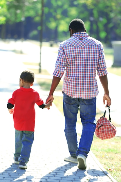 Padre e figlio nel parco