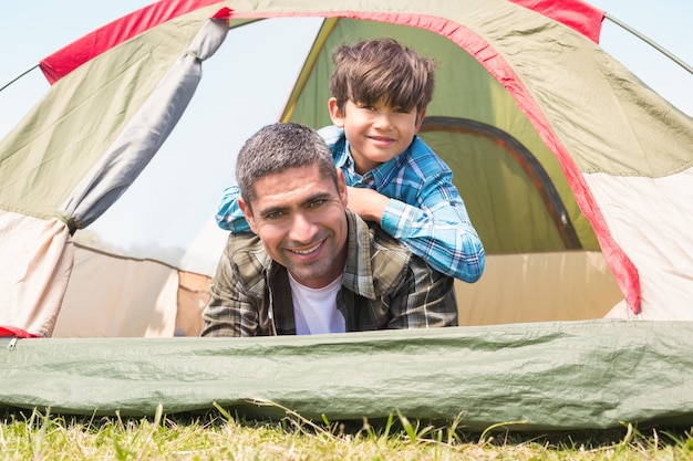 Padre e figlio nella loro tenda