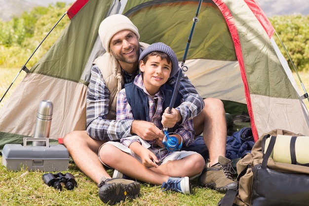 Padre e figlio nella loro tenda