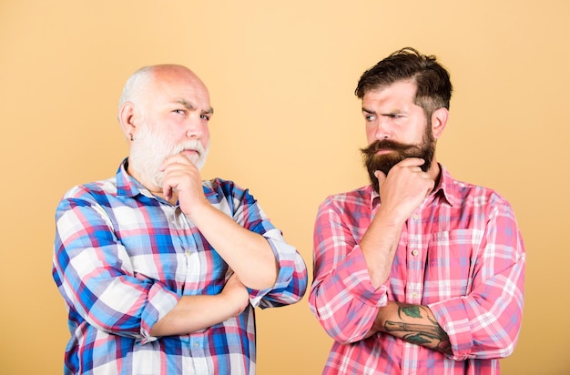 Padre e figlio Parrucchiere Barbershop concept Barber ben curato bell'uomo maturo Barbiere brutale con barba lunga Uomini barbuto hipster barbuto Brutalità e mascolinità Amici barbuti