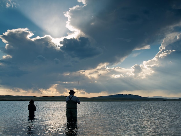 Padre e figlio pescano a Eleven Mile Reservoir, Colorado.