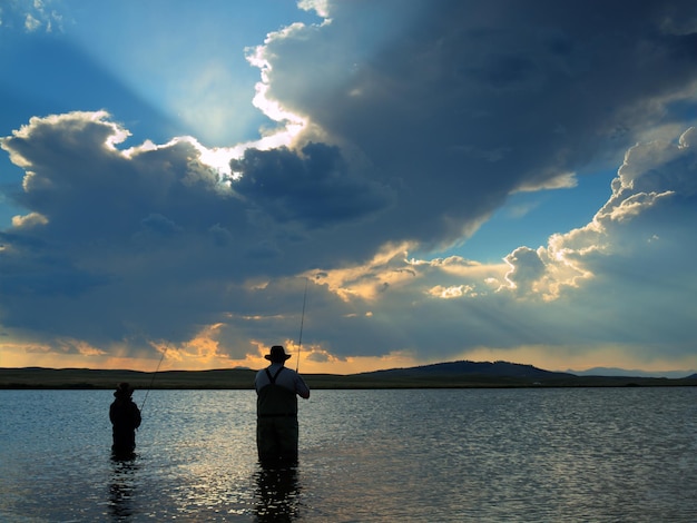 Padre e figlio pescano a Eleven Mile Reservoir, Colorado.